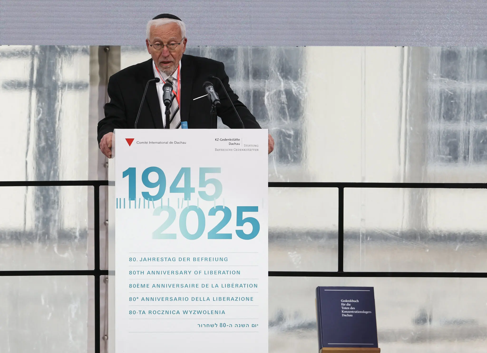 80-річна Леслі Розенталь, яка народилася в таборі Дахау незадовго до його звільнення, виступила там з промовою в неділю.